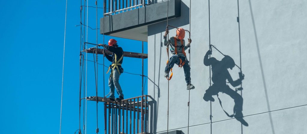 La caduta dall’alto solleva interrogativi: è responsabile il committente senza contratto formale?