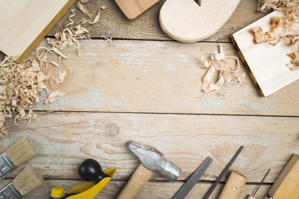Incidenti sul lavoro. Mentre allestisce lo stand per la Design week