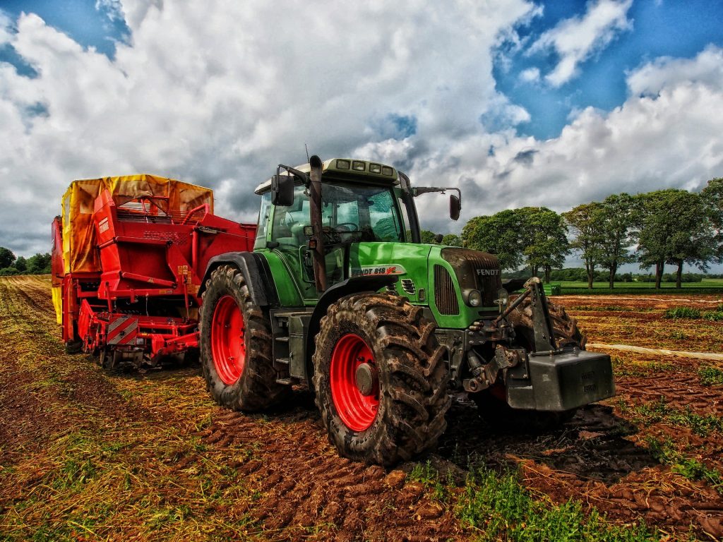 Agricoltore muore schiacciato dal trattore