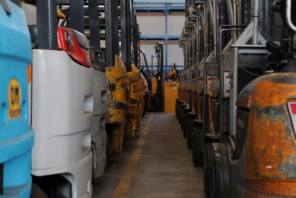 Carrello elevatore in magazzino industriale durante attività logistica e movimentazione merci