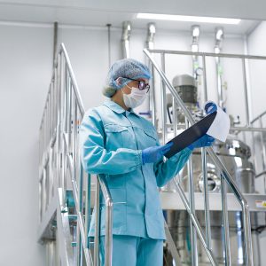 Tecnico specializzato in ambiente sterile durante controllo di sicurezza e igiene industriale